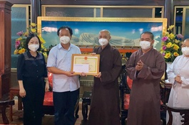 Lãnh đạo Thành ủy TP.Thủ Dầu Một tặng Bằng khen đến Ban Trị sự Phật giáo tỉnh Bình Dương và các cá nhân