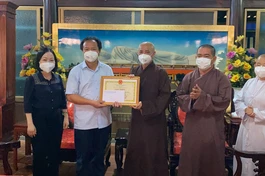 Lãnh đạo Thành ủy TP.Thủ Dầu Một tặng Bằng khen đến Ban Trị sự Phật giáo tỉnh Bình Dương và các cá nhân
