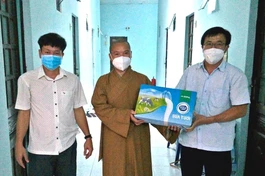 Ban Tôn giáo tỉnh tặng quà động viên các tình nguyện viên Phật giáo tỉnh tham gia chống dịch