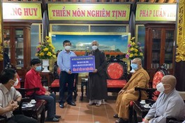 Hòa thượng Thích Huệ Thông trao tượng trưng 220 học bổng đến Ủy ban MTTQVN tỉnh Bình Dương để trao cho các em mồ côi 