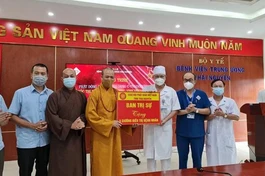 Ban Trị sự Phật giáo tỉnh Thái Nguyên trao tặng 5 giường bệnh đa năng hỗ trợ công tác điều trị của bệnh viện
