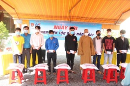 Ban Hướng dẫn Phật tử tỉnh Long An kết hợp Hội Liên hiệp Thanh niên VN tỉnh trao quà đến thanh niên tôn giáo