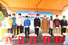 Ban Hướng dẫn Phật tử tỉnh Long An kết hợp Hội Liên hiệp Thanh niên VN tỉnh trao quà đến thanh niên tôn giáo