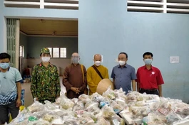 Chùa Mỹ Thạch, Phật tử, các nhà hảo tâm nấu hàng trăm suất cơm phục vụ người dân đang cách ly tập trung trên địa bàn huyện Chư Sê