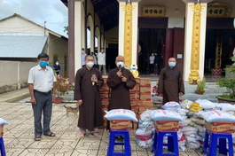 Thượng tọa Thích Thanh Mẫn động viên bà con vượt qua khó khăn