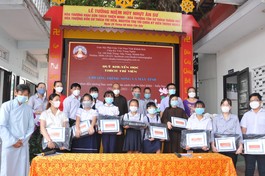 Quỹ Khuyến học Thích Trí Viên trao máy tính cho 10 học sinh khó khăn, nghèo hiếu học