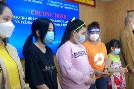 Ban Từ thiện - Xã hội báo Giác Ngộ trao 500 phần quà đến gia đình khó khăn do Covid-19