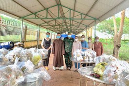 Đại đức Thích Đức Thông cùng Phật tử nấu những suất cơm hỗ trợ người dân tại khu cách ly