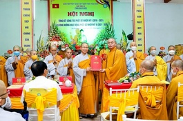 Thượng tọa Thích Thanh Hòa trao quyết định đến Sư cô Thích Đàm Lương