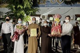 Lãnh đạo TP.Biên Hòa trao quà tri ân đến đại diện Ban Trị sự Phật giáo tỉnh Đồng Nai