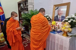 Dâng hương lến Thái Thượng hoàng Vương quốc Campuchia