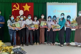 Thượng tọa Thích Lệ Tấn trao 50 phần quà đến học sinh khó khăn hiếu học