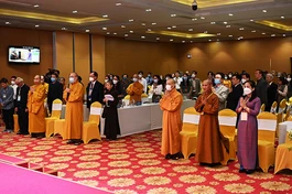 Đại biểu thực hiện nghi thức chào Quốc kỳ, Đạo kỳ tại hội nghị