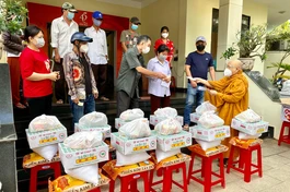 Hòa thượng Thích Giác Toàn trao quà tại trụ sở tòa soạn báo Giác Ngộ