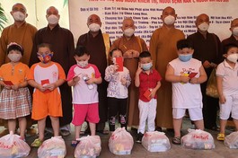 Ban Trị sự Phật giáo quận 8 tặng quà đến học sinh, người nghèo khiếm thị trên địa bàn quận 8 - Ảnh: TQ