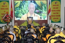 Tăng Ni, Phật tử tại Huế lắng nghe Trưởng lão Hòa thượng Thích Trí Quảng dâng lời tưởng niệm của GHPGVN