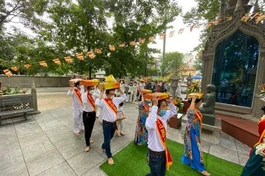 Phật tử nhiễu y ba vòng trong lễ dâng y Kathina tại chùa Bửu Quang, ngày 25-10