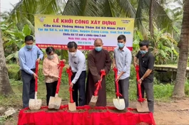  Đại đức Thích Minh Trí cùng với chính quyền địa phương khởi công xây dựng cầu nông thôn số 53 Ảnh: Long Bửu