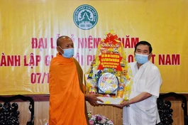 Ông Nguyễn Văn Phích đại diện lãnh đạo Tỉnh ủy trao quà chúc mừng Giáo hội tỉnh đến Hòa thượng Danh Đổng