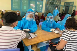 Các thầy thuốc hưu trí và Đại đức Thích Linh Toàn, Phòng khám Tuệ Tĩnh đường Linh Quang tham gia tiêm vắc-xin cho người dân