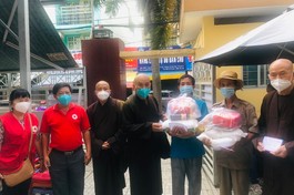Chư tôn đức Ban Từ thiện - Xã hội báo Giác Ngộ, Hội Chữ thập đỏ quận 8 trao quà đến những gia đình khó khăn - Ảnh: TQ