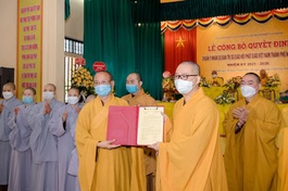 Hòa thượng Thích Quảng Hà trao quyết định đến Thượng tọa Thích Thanh Lợi
