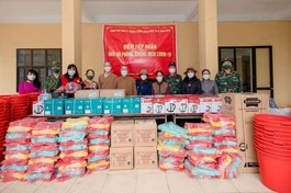 Thượng tọa Thích Giác Vũ cùng Phật tử trao một số dụng cụ thiết yếu tại khu cách ly phòng Covid-19