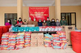 Thượng tọa Thích Giác Vũ cùng Phật tử trao một số dụng cụ thiết yếu tại khu cách ly phòng Covid-19