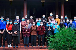 Đoàn từ thiện chùa Long Hưng và thành viên đoàn chụp ảnh lưu niệm cùng các cụ ở trại phong Chí Linh