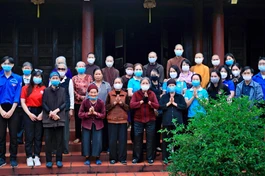 Đoàn từ thiện chùa Long Hưng và thành viên đoàn chụp ảnh lưu niệm cùng các cụ ở trại phong Chí Linh