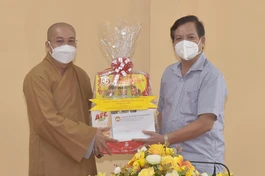  Ông Nguyễn Văn Hòa tặng quà chúc mừng Ban Trị sự tỉnh nhân Kỷ niệm 40 năm thành lập GHPGVN