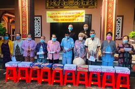 Hòa thượng Thích Chơn Tịnh trao quà đến những gia đình khó khăn ảnh hưởng bởi dịch bệnh Covid-19