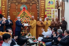 Ông Đỗ Văn Chiến tặng hoa chúc mừng nhân Kỷ niệm 40 năm thành lập GHPGVN