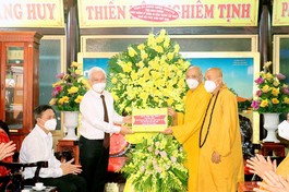 Ông Nguyễn Văn Lợi, Bí thư Tỉnh ủy trao hoa chúc mừng nhân Kỷ niệm 40 năm thành lập GHPGVN