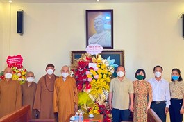 Ông Rah Lan Chung tặng hoa chúc mừng Kỷ niệm 40 năm thành lập GHPGVN đến chư tôn đức Ban Trị sự tỉnh Gia Lai