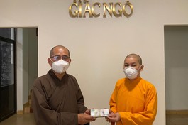 Đại đức Thích Pháp Đăng đến đại diện Ban Từ thiện - Xã hội báo Giác Ngộ 72,2 triệu đồng từ sự ủng hộ của Phật tử Đạo tràng Pháp Hoa miền Bắc 