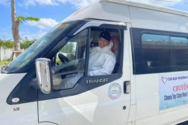 Thầy Phương trên chuyến xe chở học sinh đi chữa bệnh của mình