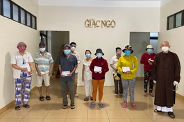 Hòa thượng Thích Tâm Viên, Phó ban Từ thiện - Xã hội báo Giác Ngộ trao tiền của bạn đọc gởi tặng bệnh nhân khó khăn - Ảnh: Mộng Tuyền