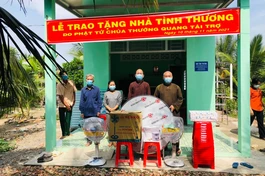 Ban Từ thiện - Xã hội báo Giác Ngộ bàn giao nhà đến gia đình bà Như Tuyết - Ảnh: TQ