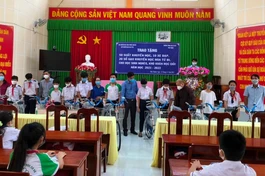 Hội khuyến học chùa Phước Nguyên, Quỹ Khuyến học Hoa Từ Bi trao học bổng cho học sinh khó khăn do Covid-19