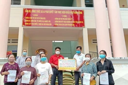 Đoàn từ thiện trao 150 suất quà đến người dân