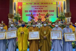 Chư tôn đức Ban Trị sự huyện Tam Đảo nhận Bằng tuyên dương công đức của Ban Trị sự Phật giáo tỉnh