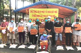 Đại diện Ban Từ thiện - Xã hội báo Giác Ngộ trao quà đến đồng bào khó khăn do dịch bệnh Covid-19 - Ảnh: TQ