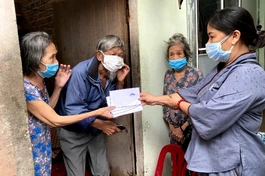 Phật tử chùa Phật Bửu trao quà đến người nghèo