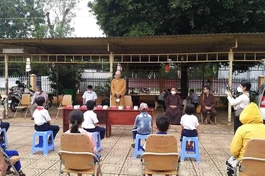 Chùa Chánh Thiên trao tặng điện thoại đến học sinh khó khăn làm phương tiện học tập