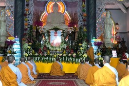 Chư Ni thực hiện khóa tụng niệm thành kính cúng dường - Ảnh: K.S