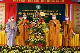 Hòa thượng Thích Thanh Nhiễu tặng lẵng hoa chúc mừng Đại hội đại biểu GHPGVN quận Tây Hồ (2021-2026)