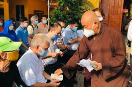 Hòa thượng Thích Chơn Tịnh, Phó ban Từ thiện - Xã hội báo Giác Ngộ tặng quà đến người khiếm thị khó khăn - Ảnh: TQ