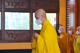 Trưởng lão Hòa thượng Thích Trí Quảng niêm hương tại chánh điện Việt Nam Quốc Tự