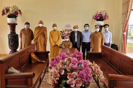 Ông Nguyễn Đình Tiến tặng hoa chúc mừng chư tôn đức nhân Ngày Nhà giáo Việt Nam 